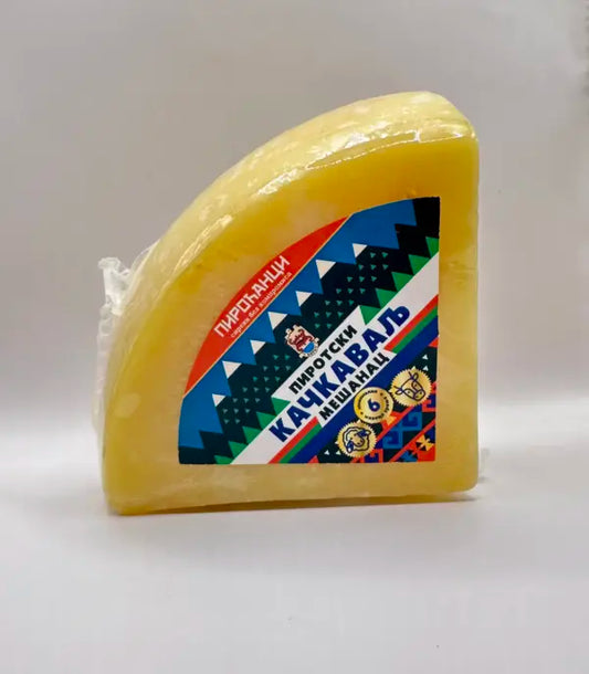 Domaći pirotski kačkavalj Mešanac, od nepasterizovanog kravljeg i ovčijeg mleka, sa zrenjem min 12 meseci, 300g